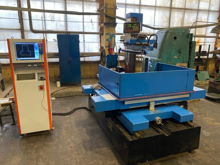 Проволочно-вырезной электроэрозионный станок DK7780M в работе