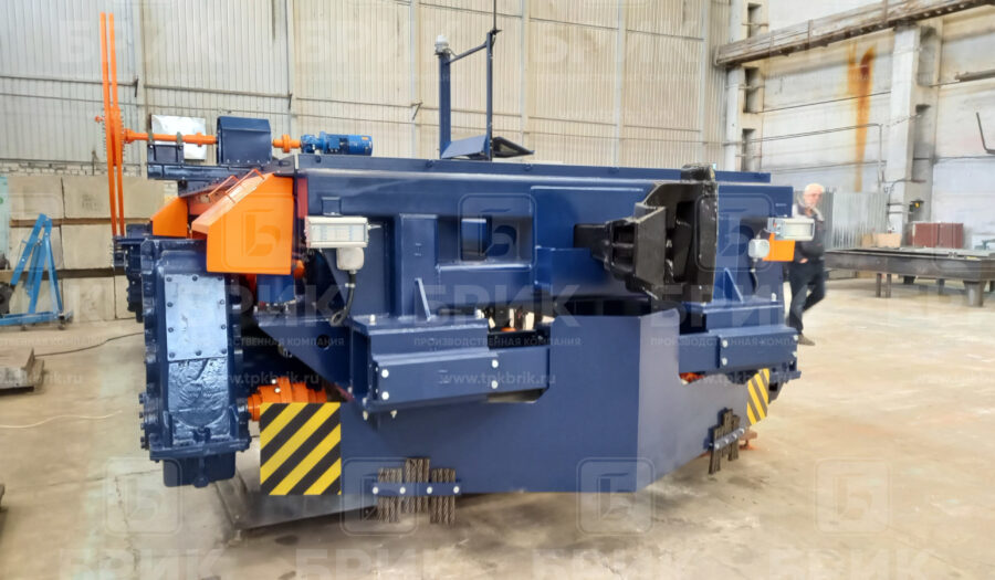 Электрический вагонотолкатель ТПК Брик в производственном цехе, сборка и подготовка оборудования к поставке