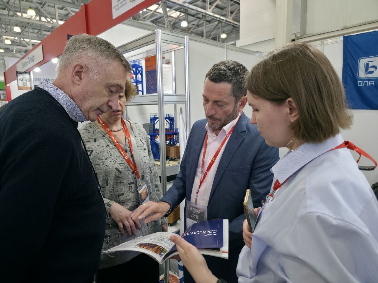 Переговоры на стенде ТПК БРИК: обсуждение каталога оборудования с главным инженером на MiningWorld Russia 2026