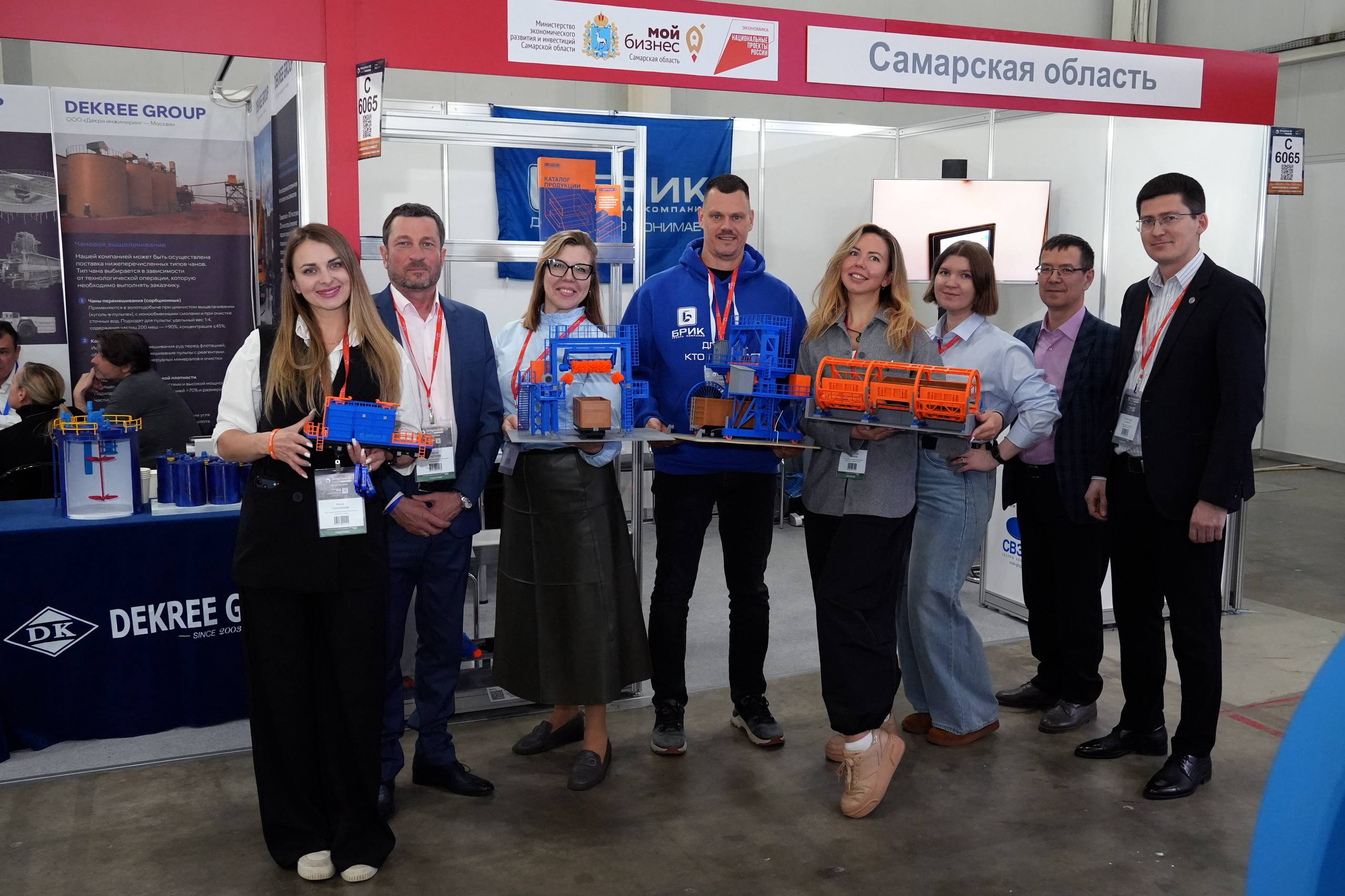 Команда ТПК БРИК с масштабными моделями вибротехники на стенде C6065 выставки MiningWorld Russia 2026