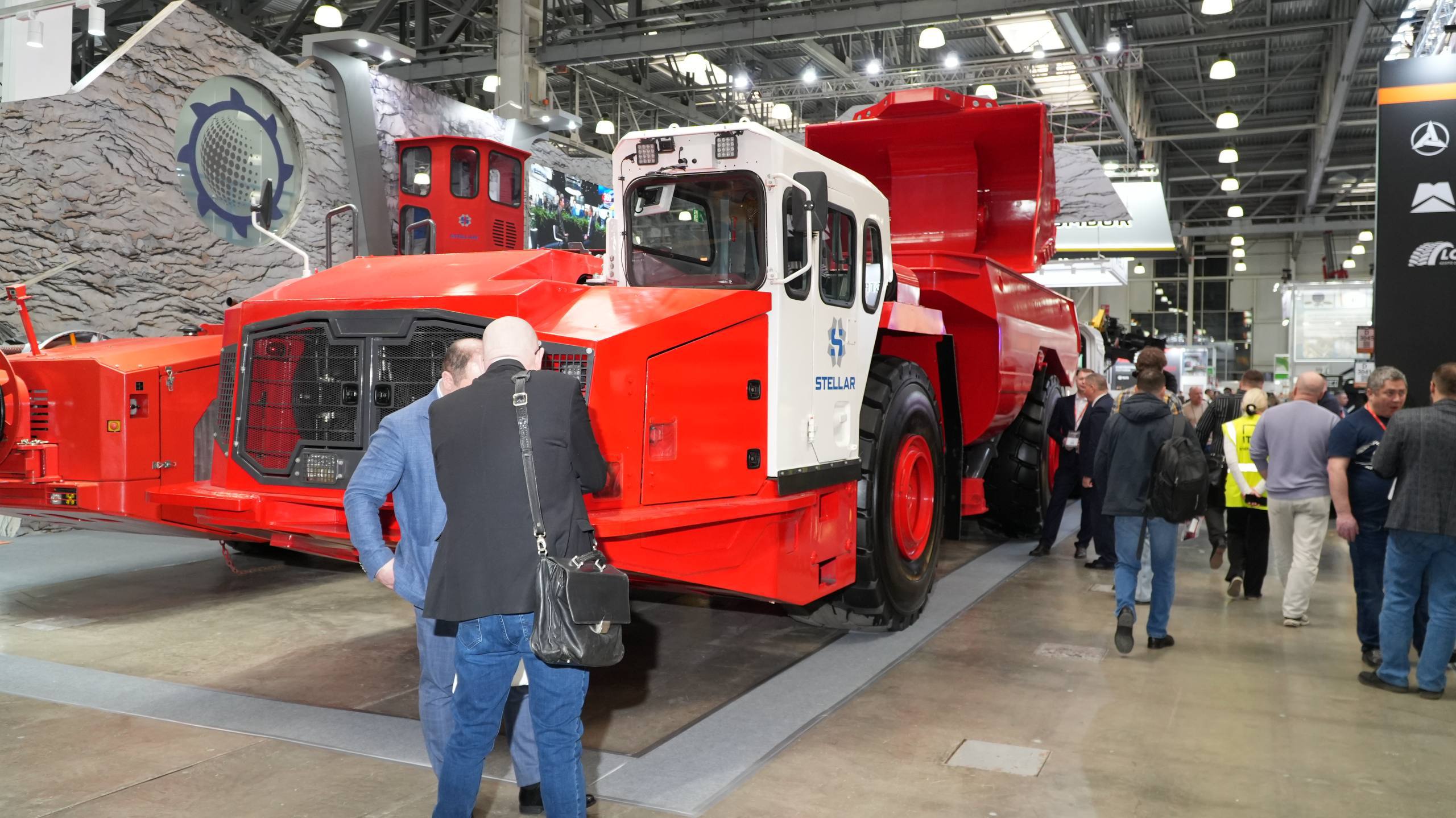 Стенд ТПК БРИК на MiningWorld Russia 2026 — переговоры с представителями промышленных предприятий