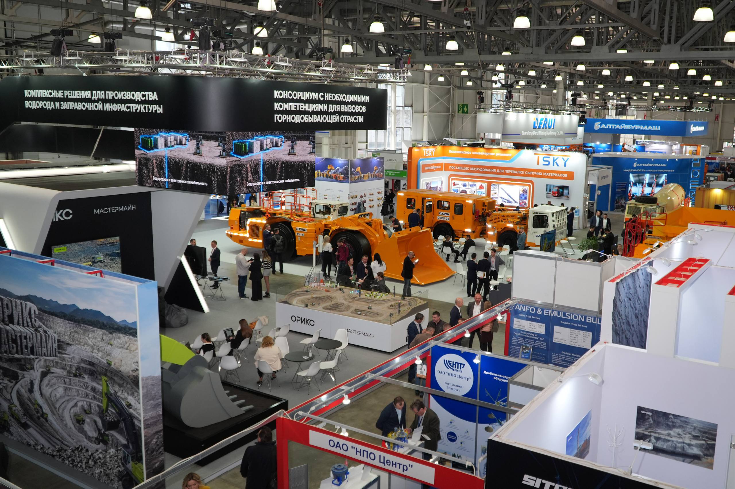Экспозиция ТПК БРИК на выставке MiningWorld Russia 2026 — оборудование для горнодобывающей промышленности