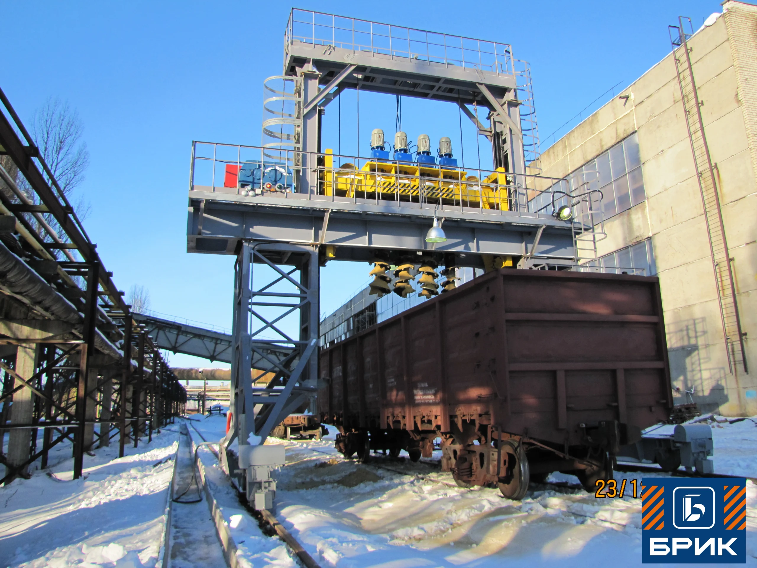 Бурорыхлительный комплекс производства ТПК Брик для разрушения смерзшегося груза вертикальным бурением