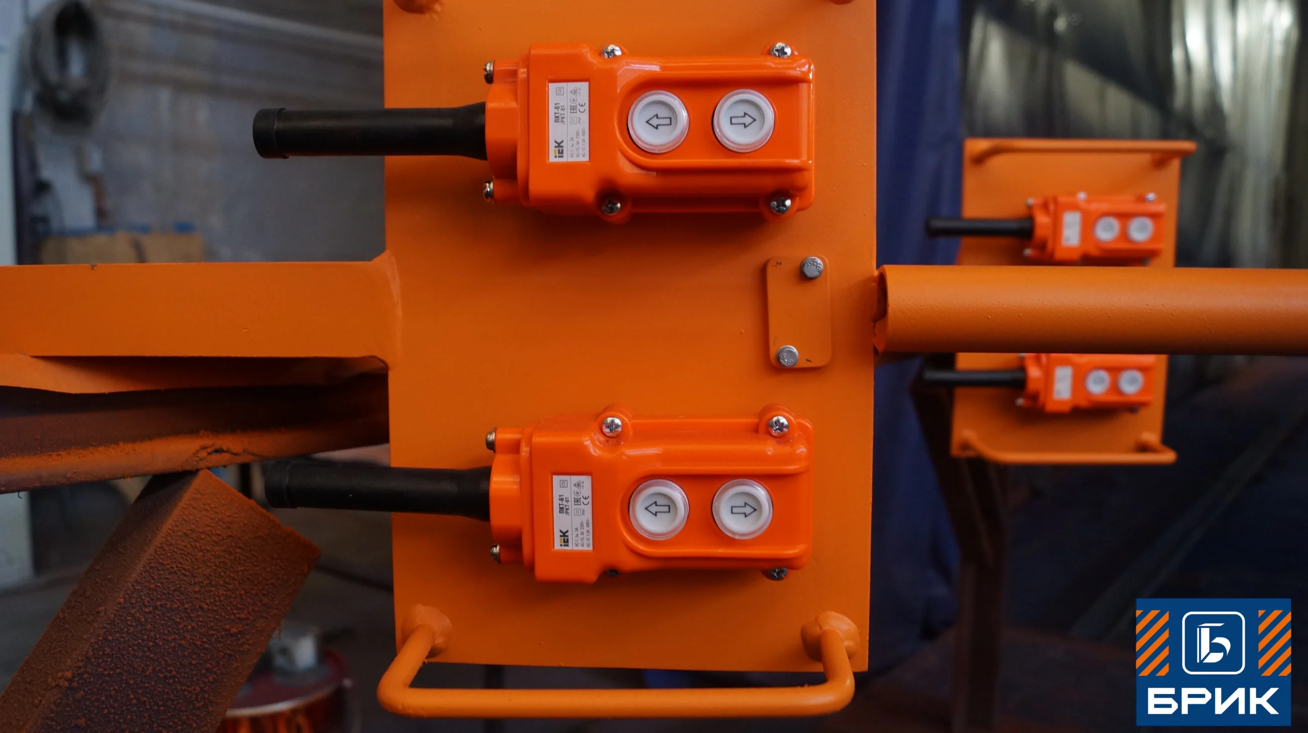 Люкоподъёмник ЛКП-500/1000 производства ТПК Брик — открытие и закрытие нижних люков полувагона