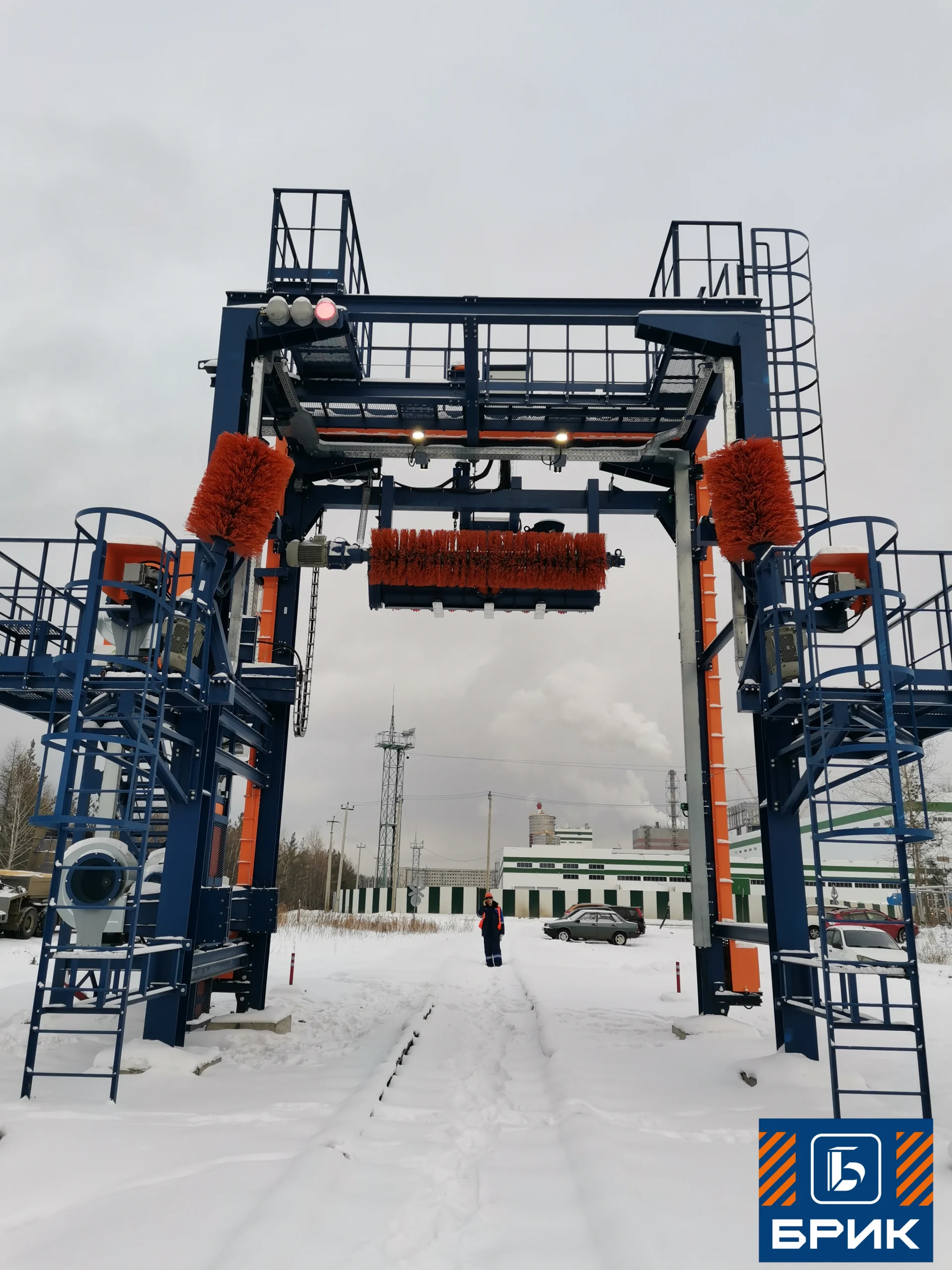 Установка очистки вагонов УОВ производства ТПК Брик — удаление остатков груза шнеко-ротором и щётками