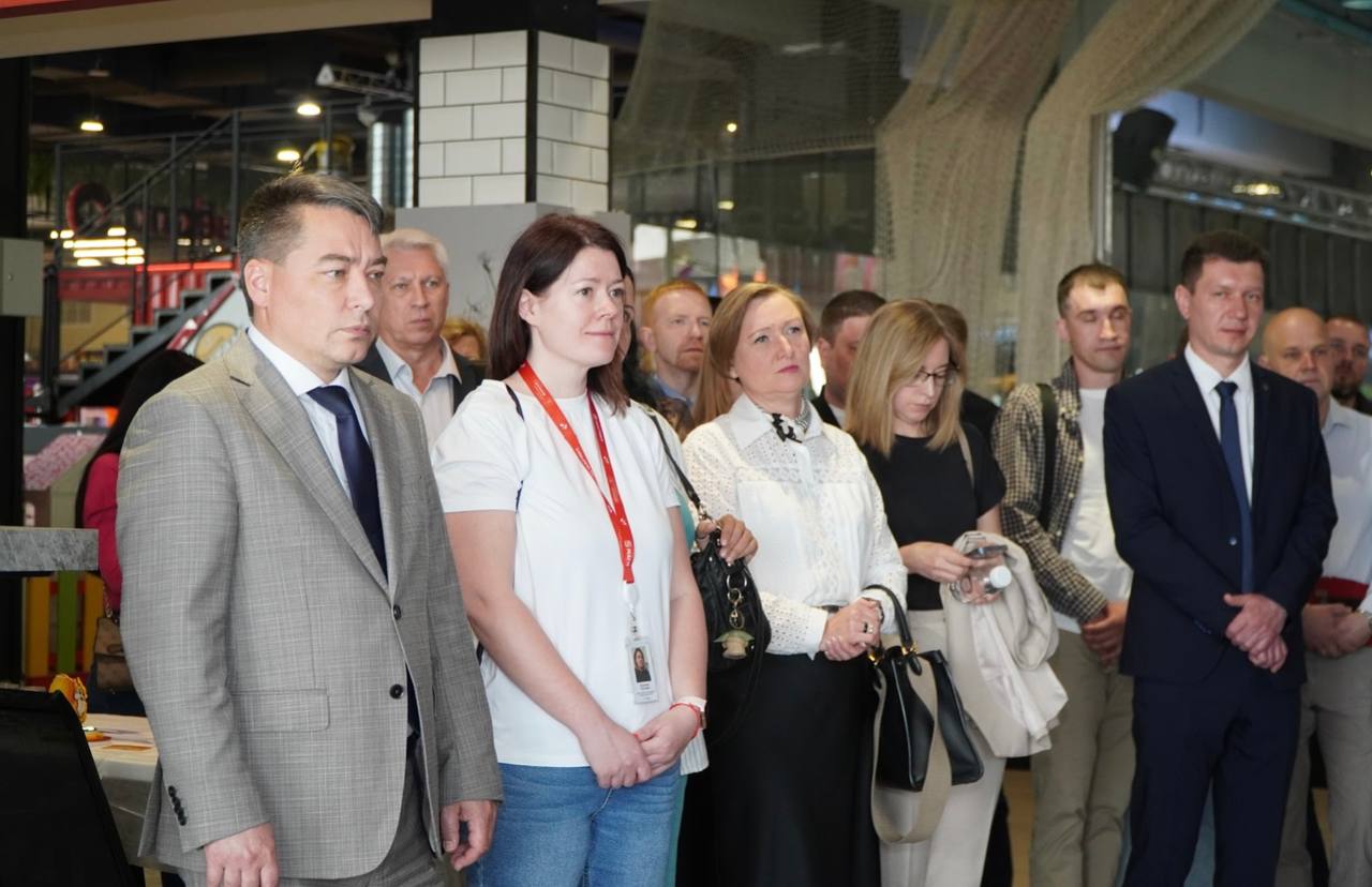 Участники мероприятия в Минпромторге СО