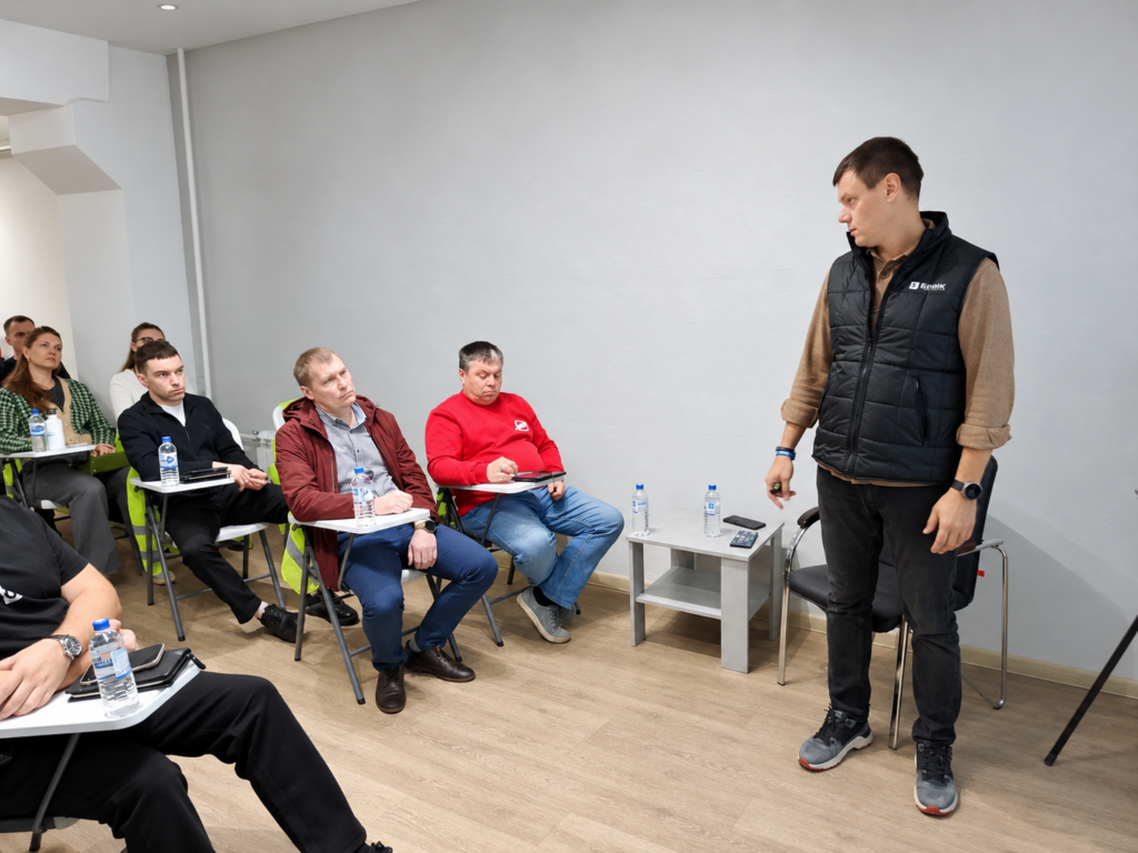 Директор ТПК БРИК Игорь Петров выступает перед участниками экскурсии